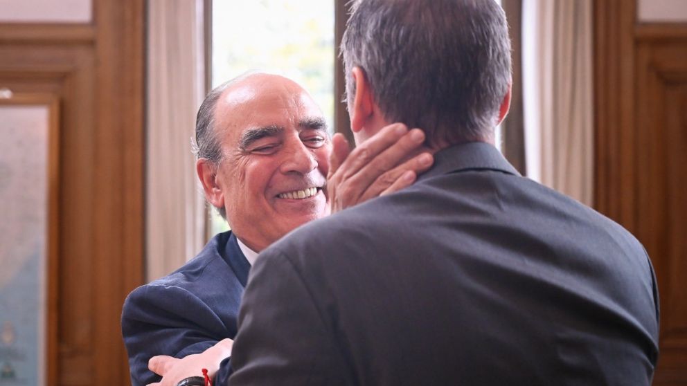 Despedida de Guillermo Francos en la Casa Rosada y abrazo con su sucesor como jefe de Gabinete, Adorni.