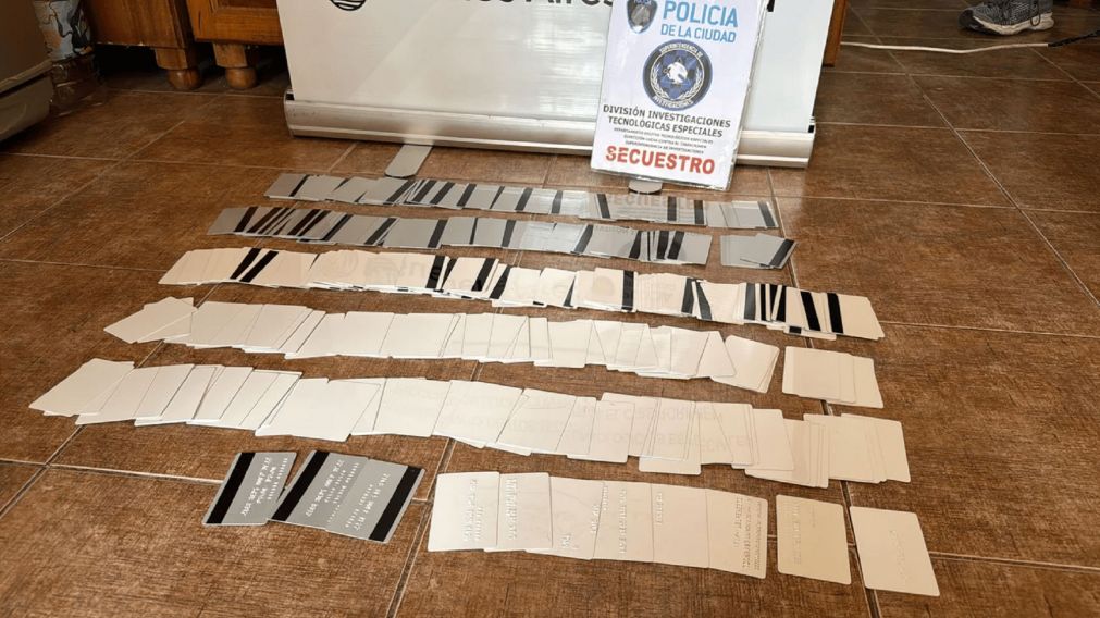 Las tarjetas clonadas secuestradas al estafador.