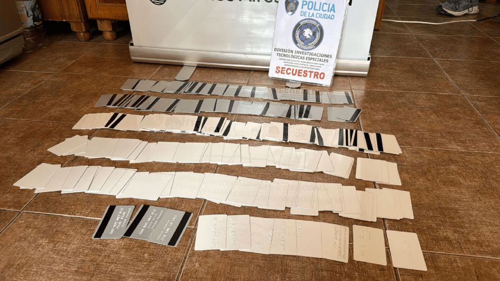 Las tarjetas clonadas secuestradas al estafador.