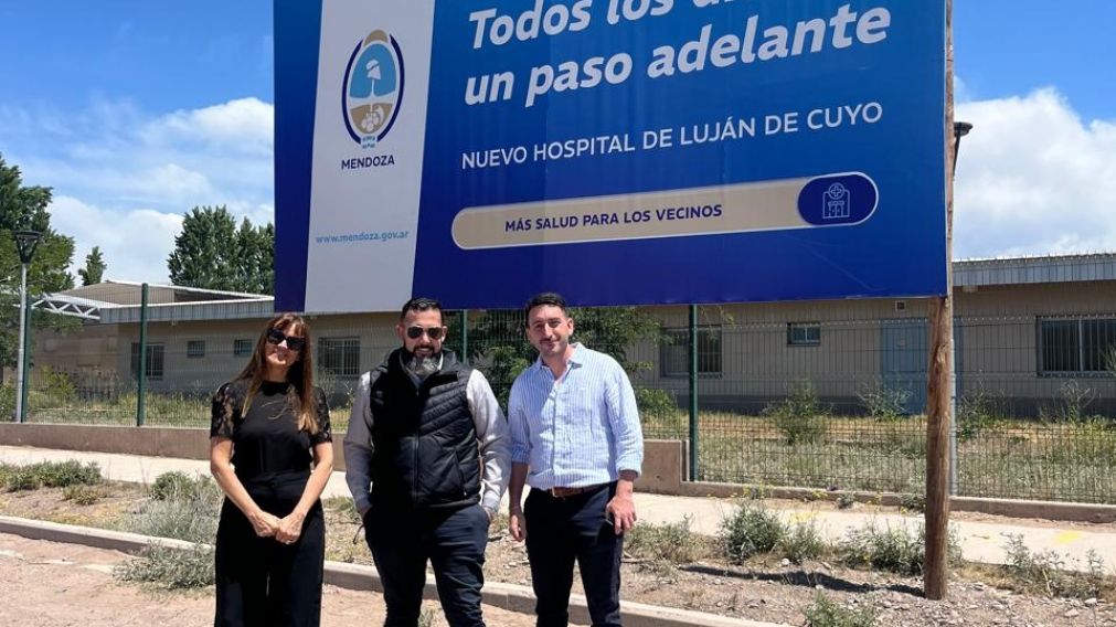 Teresita Ithurburu, Diego Arbona y Fernando Dotto luego de la recorrida.