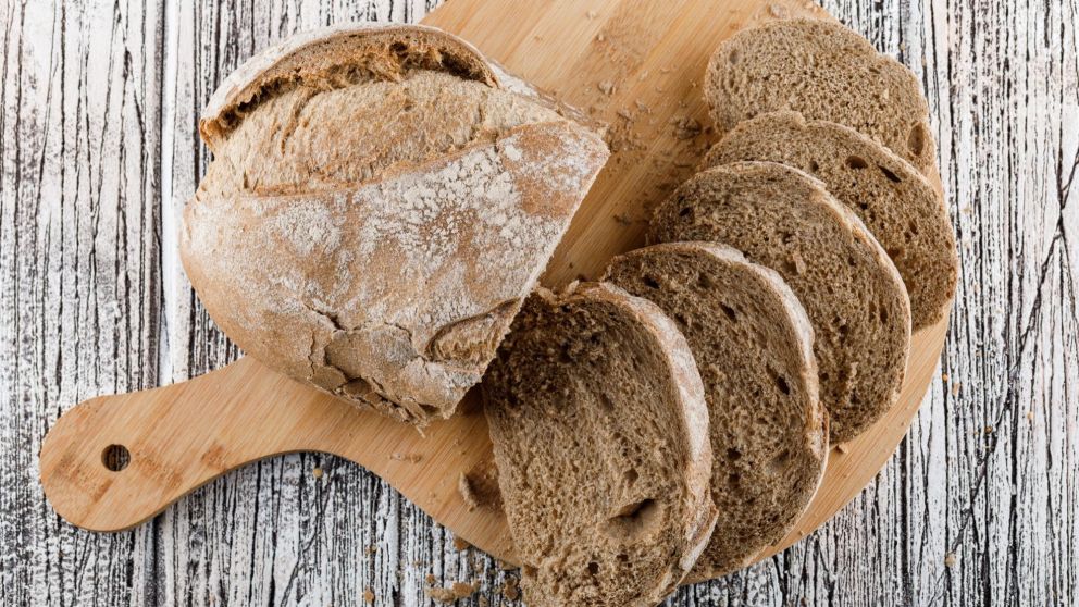 Receta de pan de campo casero y saludable, sin harina refinada, crocante y con esa miga rústica inconfundible (Freepik).