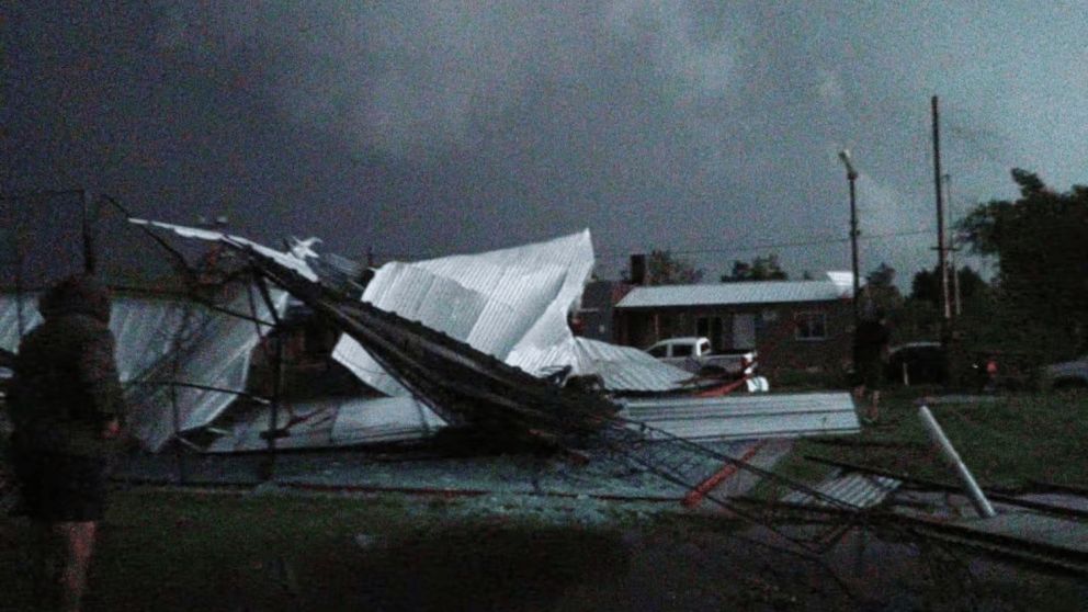 Un fuerte temporal azotó al partido de Bolívar: provocó voladuras de techos y árboles caídos (Imagen Presente Noticias).
