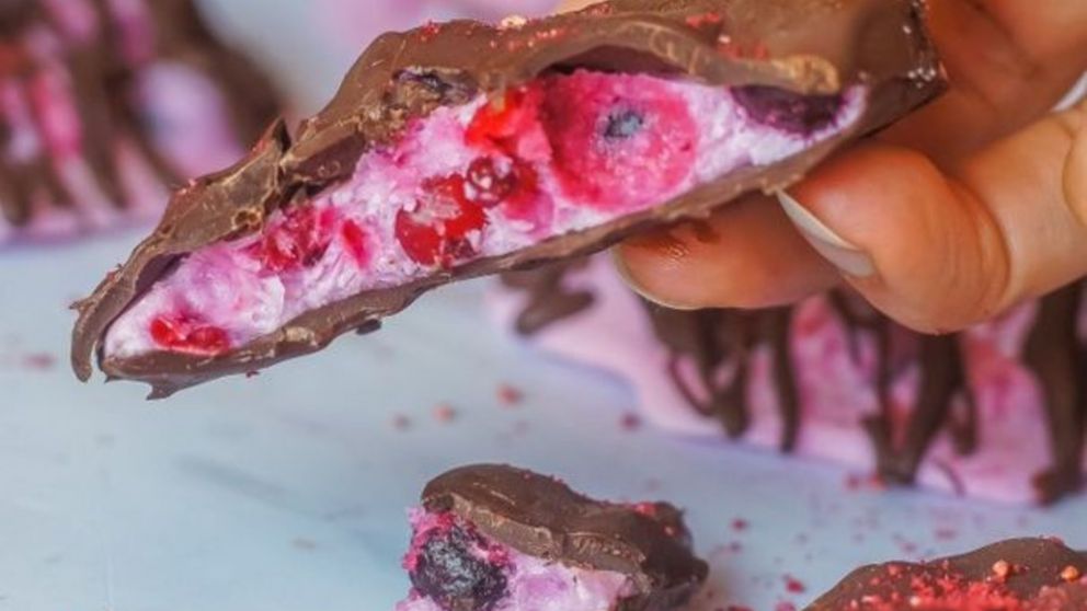 Perfectas para el verano: galletitas heladas de frutos rojos, banana y chocolate que se preparan sin horno, harina ni azúcar.