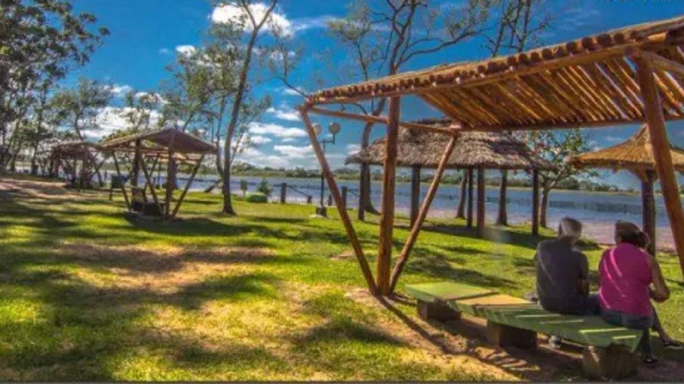 Calles tranquilas, aguas claras y atardeceres dorados: la postal de un rincón sereno del Litoral argentino (Imagen Norte Corrientes).