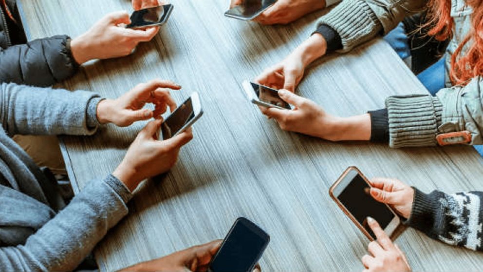 Entre notificaciones, redes y mensajes constantes, algunos signos encuentran en el celular su mundo ideal de conexión y expresión.