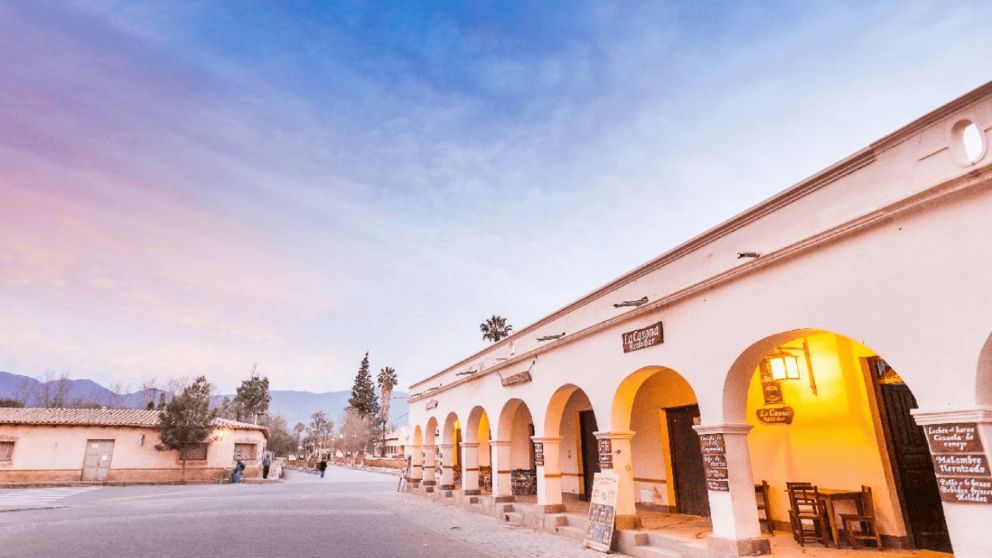Casas de adobe, calles empedradas y montañas de fondo: la postal perfecta de un rincón detenido en el tiempo.