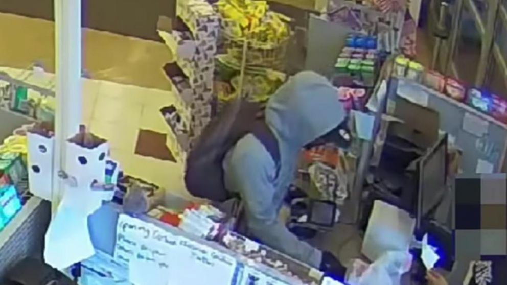 El hombre ingresó al local con fines de robo.