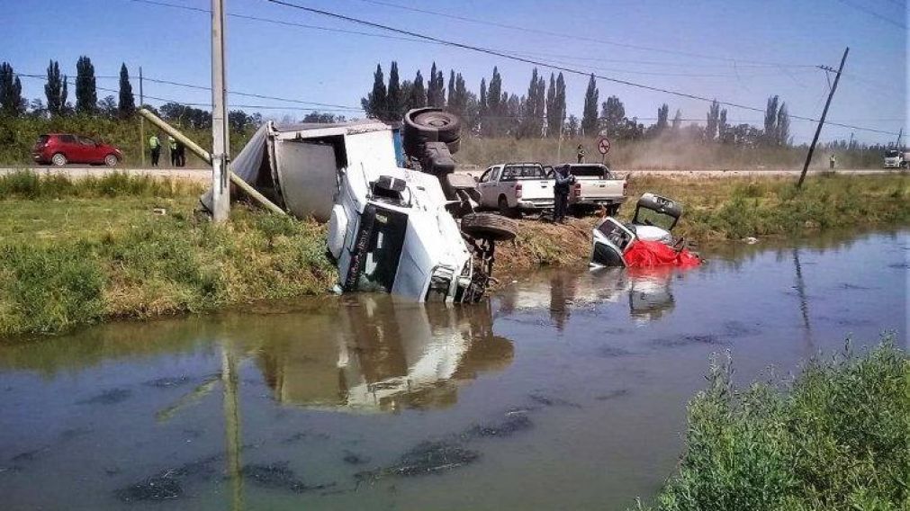 El camión y el auto terminaron dentro de un canal (Gentileza LM Neuquén).