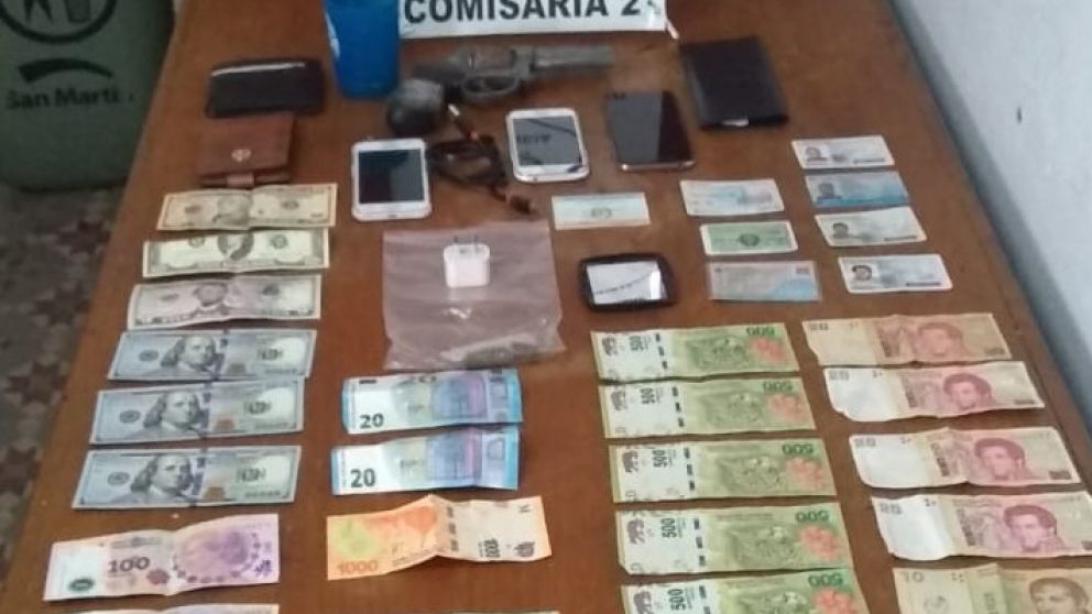 Algunos de los objetos que fueron incautados en el operativo de Villa Ballester.