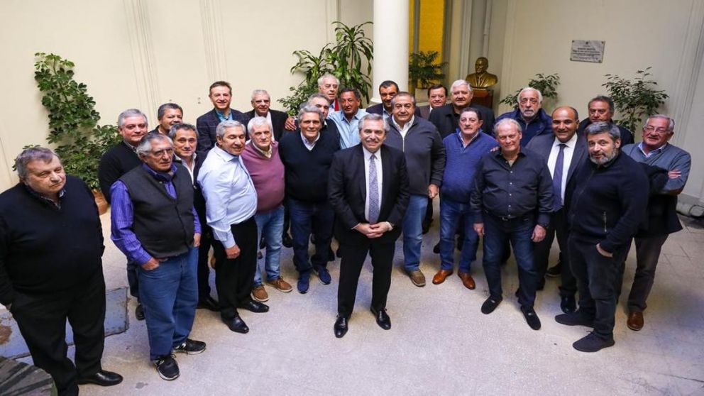 Alberto Fernandez con empresarios y gremialistas, cuando firmó el pacto social.