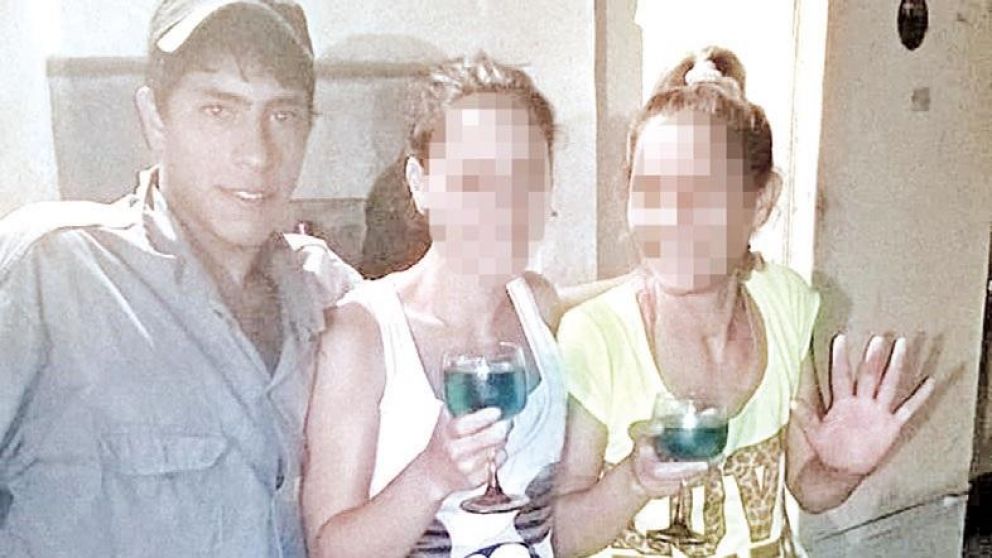 A la izquierda, el acusado de cometer los ilícitos.