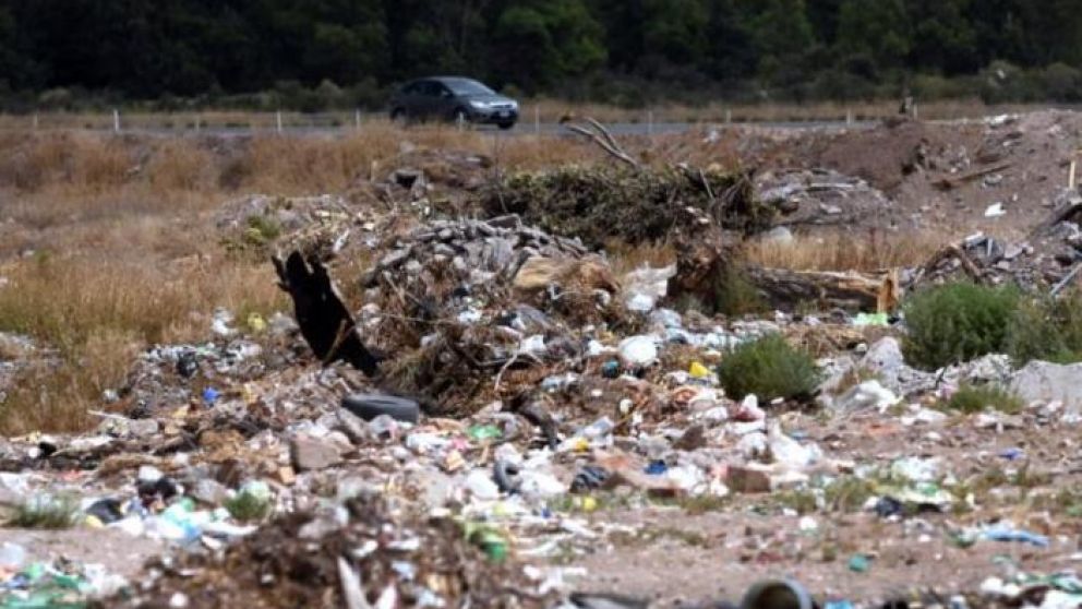 El hombre agredido fue hallado desnudo, semienterrado en medio de un basural.
