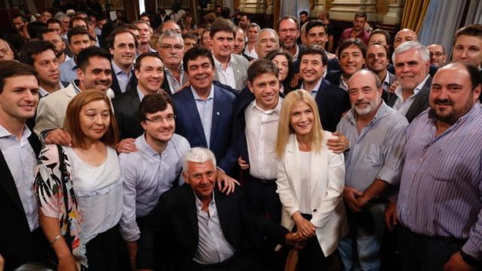 Espinoza, Magario, Kicillof y compañía, en el Salón Dorado de la Casa de Gobierno en La Plata.