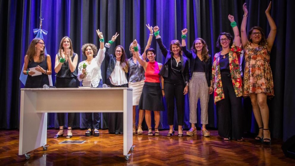 Elizabeth Gómez Alcorta, junto a su equipo.