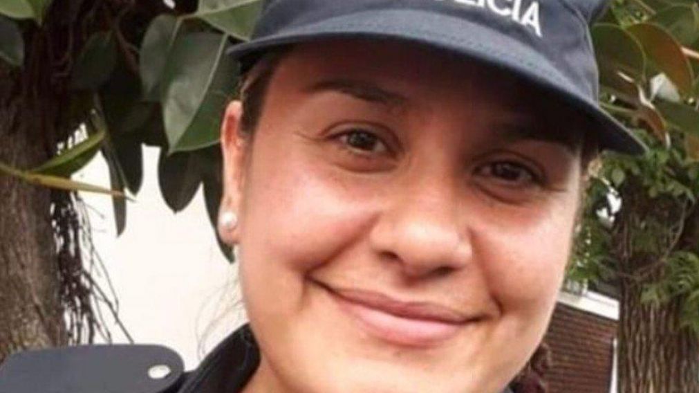 La mujer polic�a fue encontrada con un tiro en la cabeza.