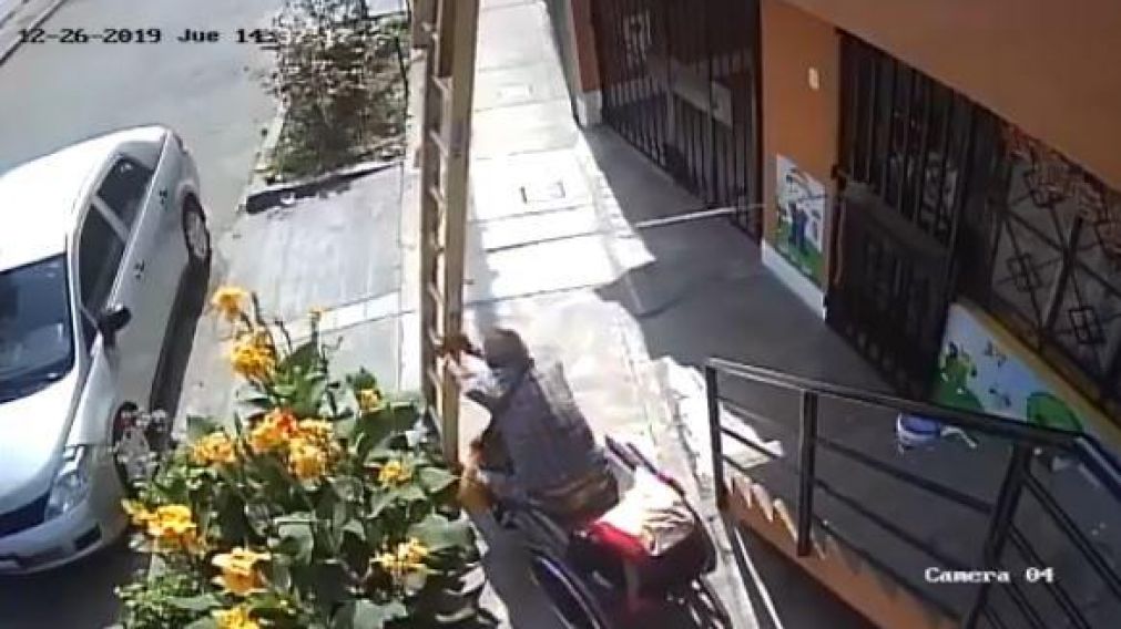 El sujeto en sillas de ruedas tironeó de la escalera para derribarla con el pintor arriba.