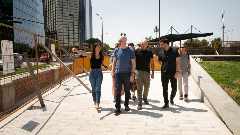 El jefe de gobierno porte�o recorriendo las obras del Parque Lineal del Bajo. 