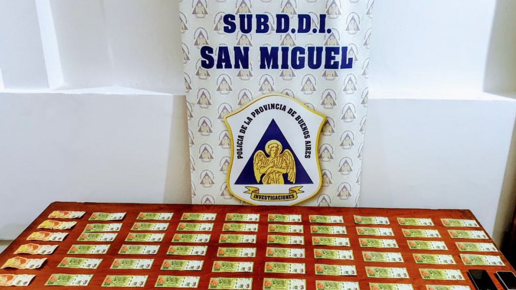 Algunos de los billetes apócrifos que fueron hallados en poder de los implicados.