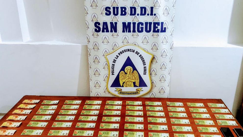 Algunos de los billetes apócrifos que fueron hallados en poder de los implicados.