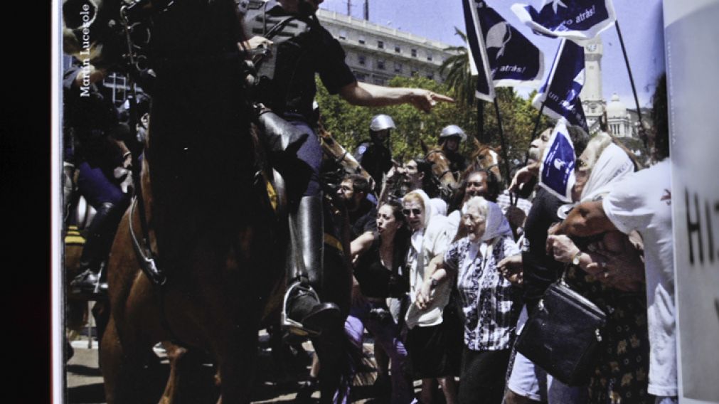 El momento en que los efectivos de la Montada cargan contra las Madres.