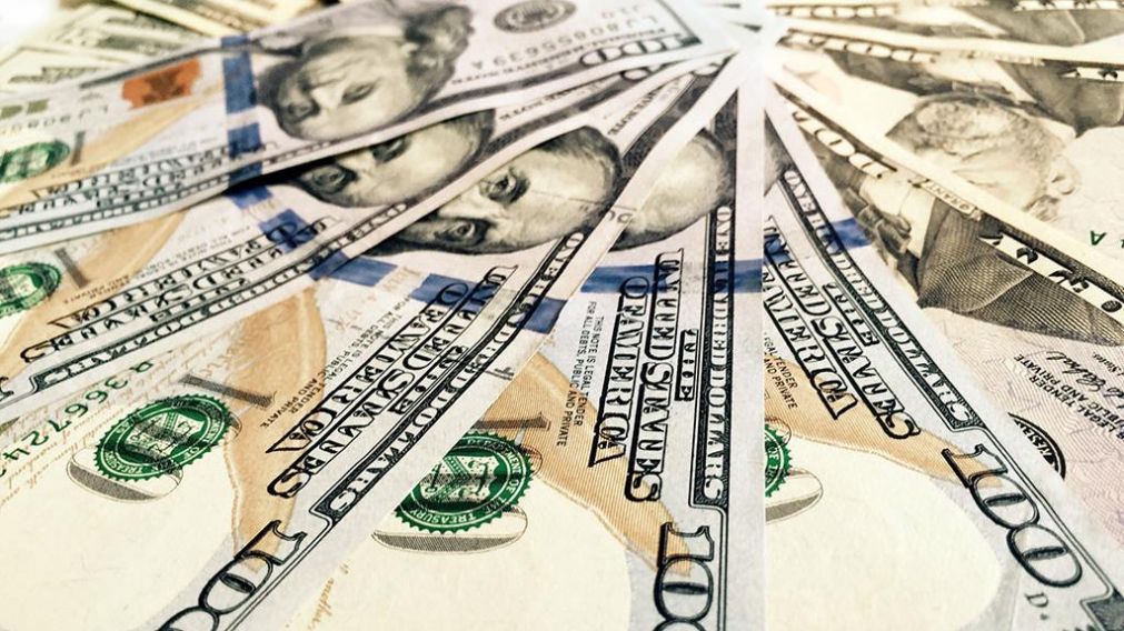 La divisa estadounidense empez� la semana con un leve crecimiento.