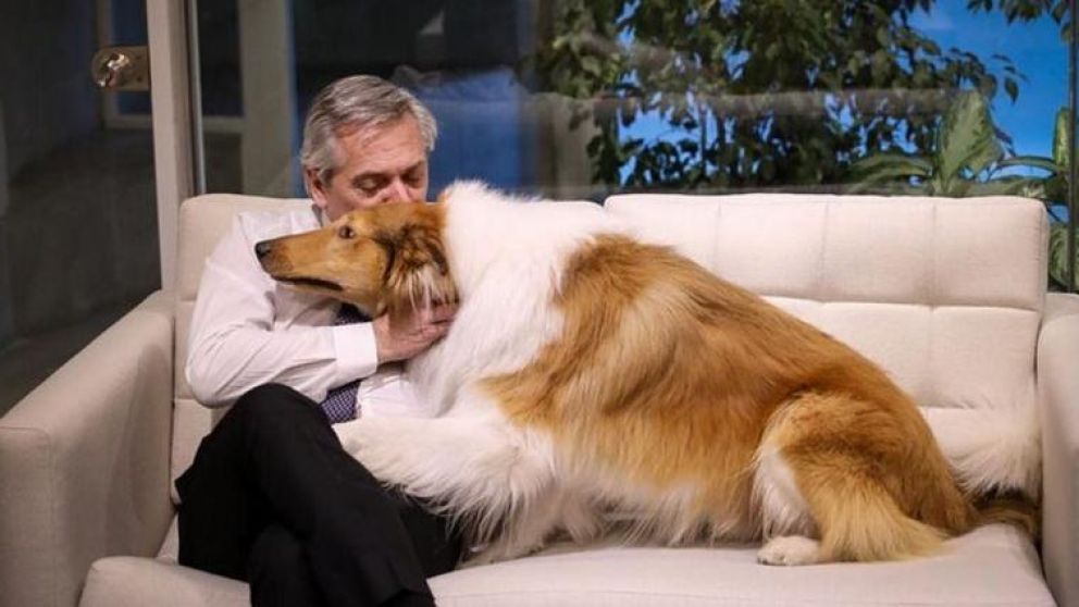 El presidente saludó a su perro por su cumpleaños.
