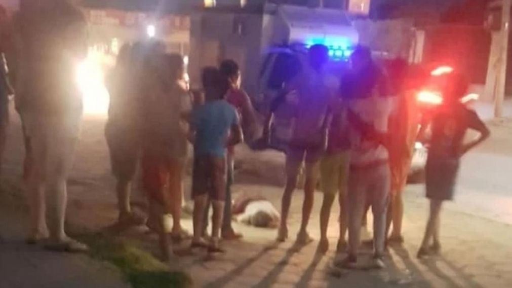 Baleó a su mujer y la tiró del auto: ella murió y él se mató en choque