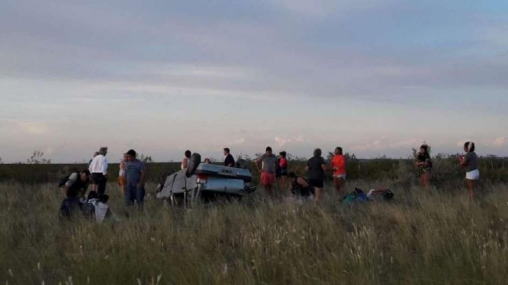 Así quedó el auto volcado en San Carlos, Mendoza.