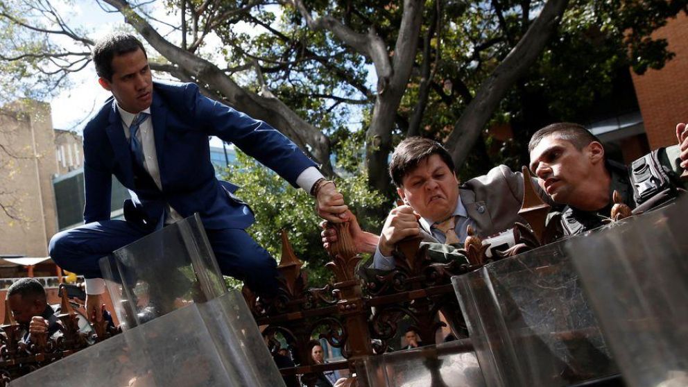 Juan Guaidó intenta ingresar a la Asamblea.