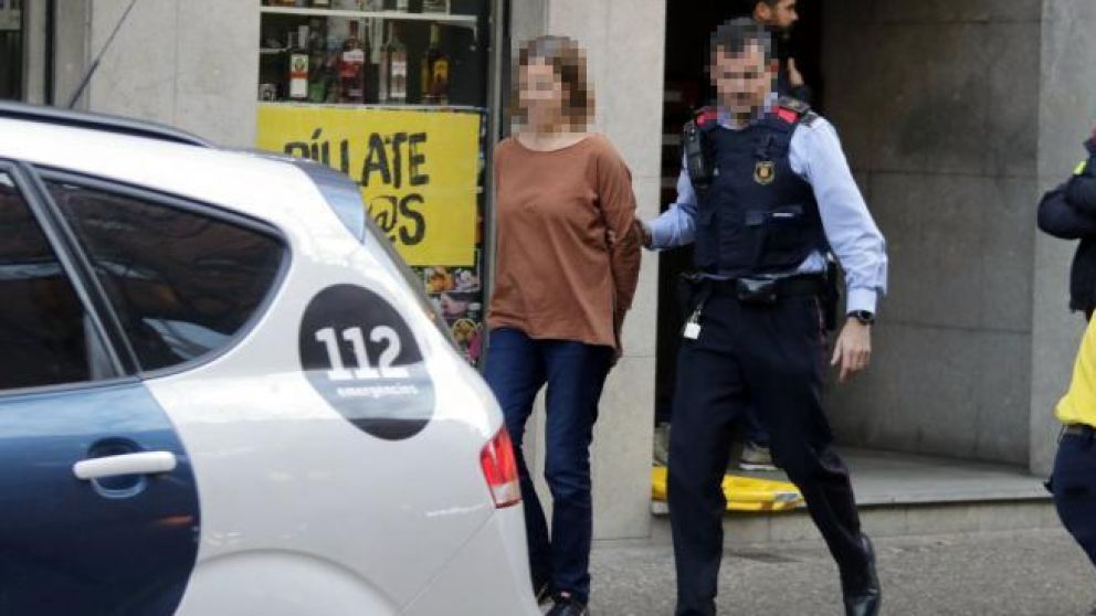 Los Mossos se llevan esposada a la mujer que ha ahogado a su hija de 10 años en la bañera en Girona.