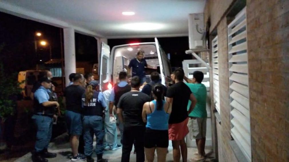El detenido tuvo que ser trasladado a un hospital porque forcejeó con un policía, se le escapó un y resultó herido.
