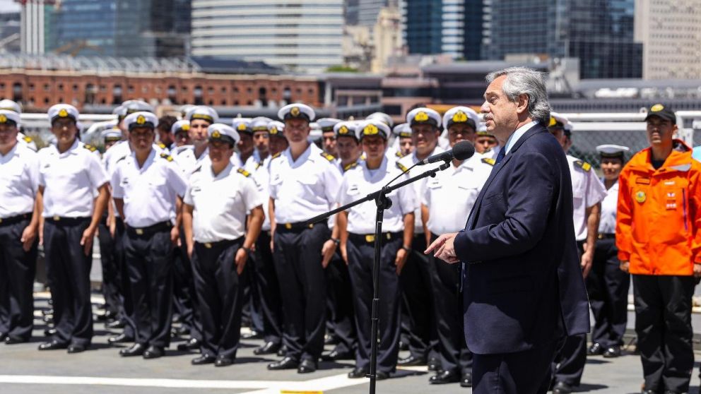 Fernández en un acto en el Apostadero Naval ubicado en la Dársena Norte del puerto de Buenos Aires.