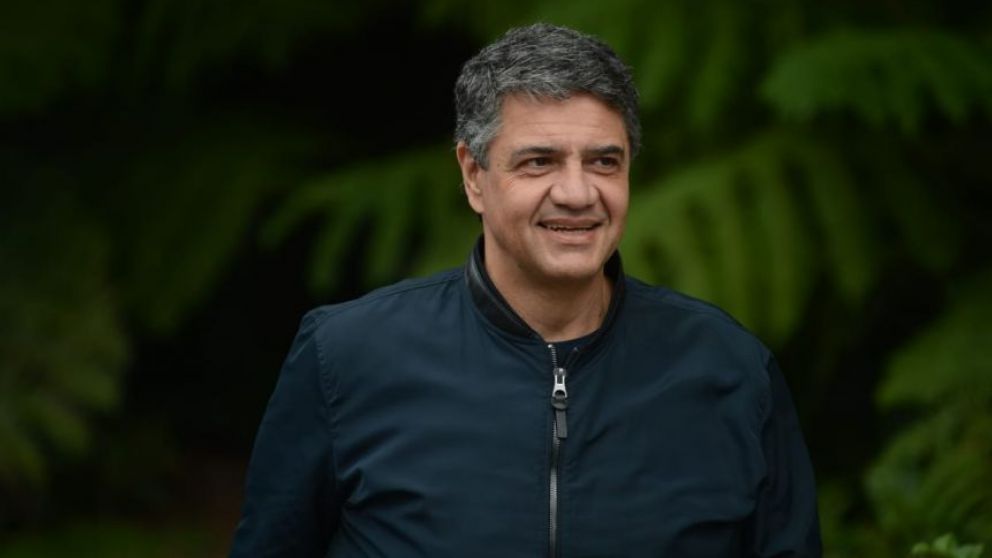 El intendente Vicente López, al salir de la casa de gobierno provincial.