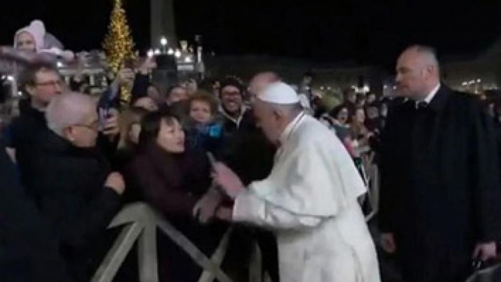Francisco en el momento que es sujetado por la mujer.