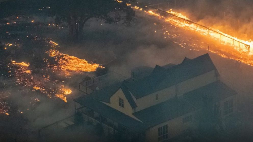 Decenas de viviendas australianas continúan amenazadas por el avance del fuego.