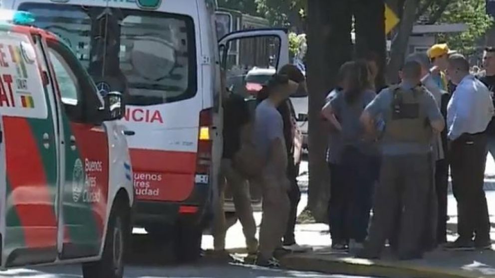 El hombre atacó a cuchilladas a su pareja y se encerró junto a su bebé.