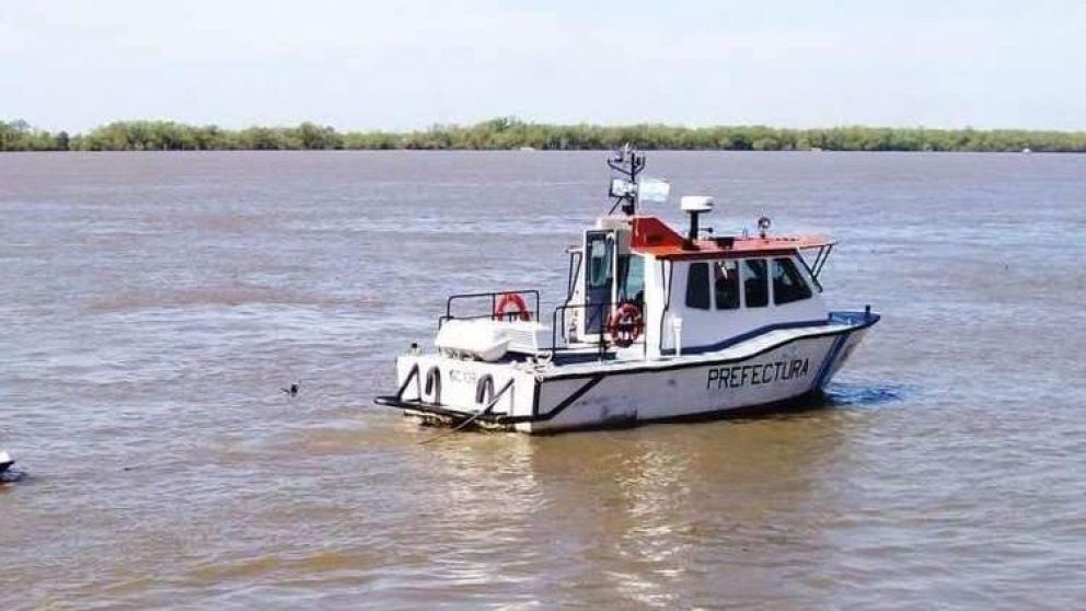 Prefectura Naval trabaja intensamente en la zona para dar con las personas buscadas.