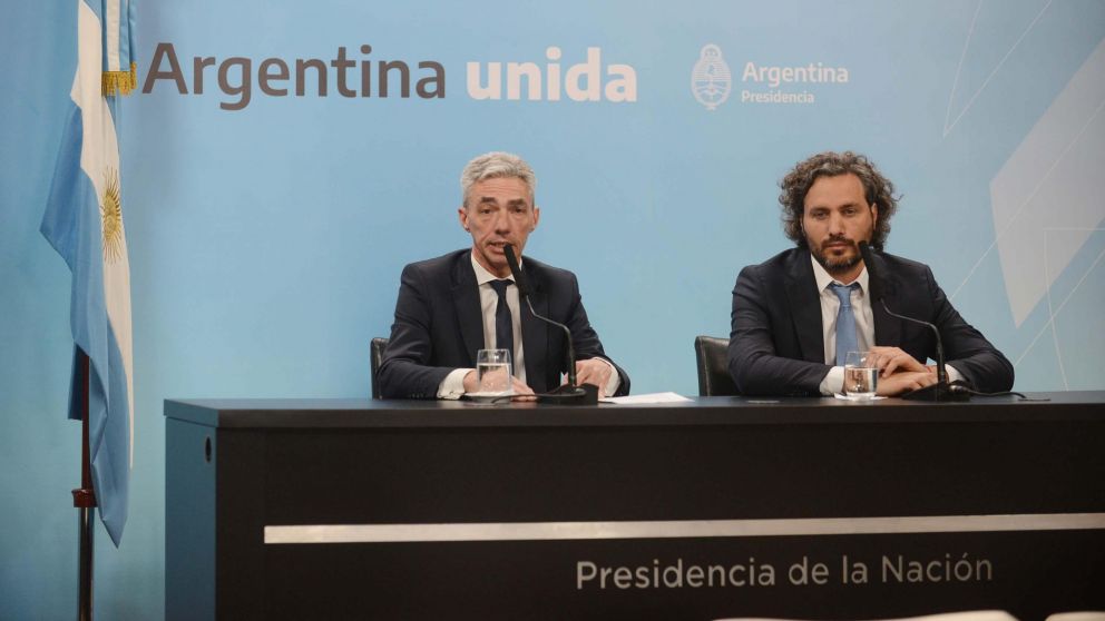 Mario Meoni, ministro de Transporte, y Santiago Cafiero, jefe de Gabinete, en conferencia de prensa (Hernán Nersesián-Diario Crónica).