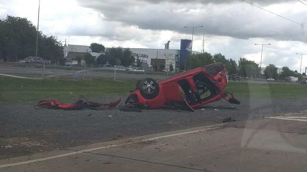 Así quedó el auto volcado en el espacio verde que separa los carriles de la autopista.