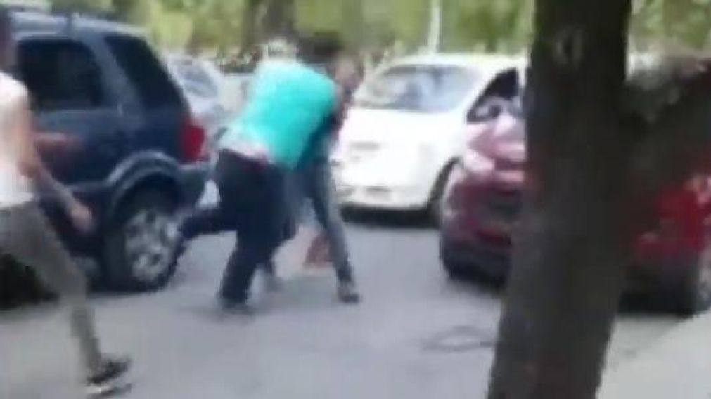 Lo chocaron, se calentó y fue a pelear (Captura video).