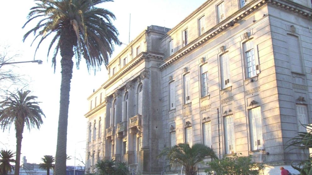 En este nosocomio platense se encuentra internado el trabajador.