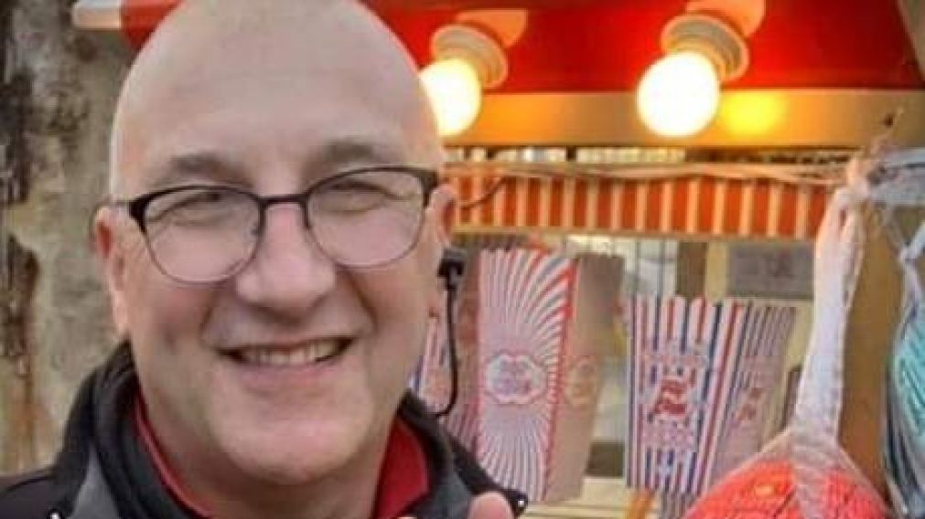 Rubén vende pochoclos en la plaza Conesa y conduce un programa de radio.