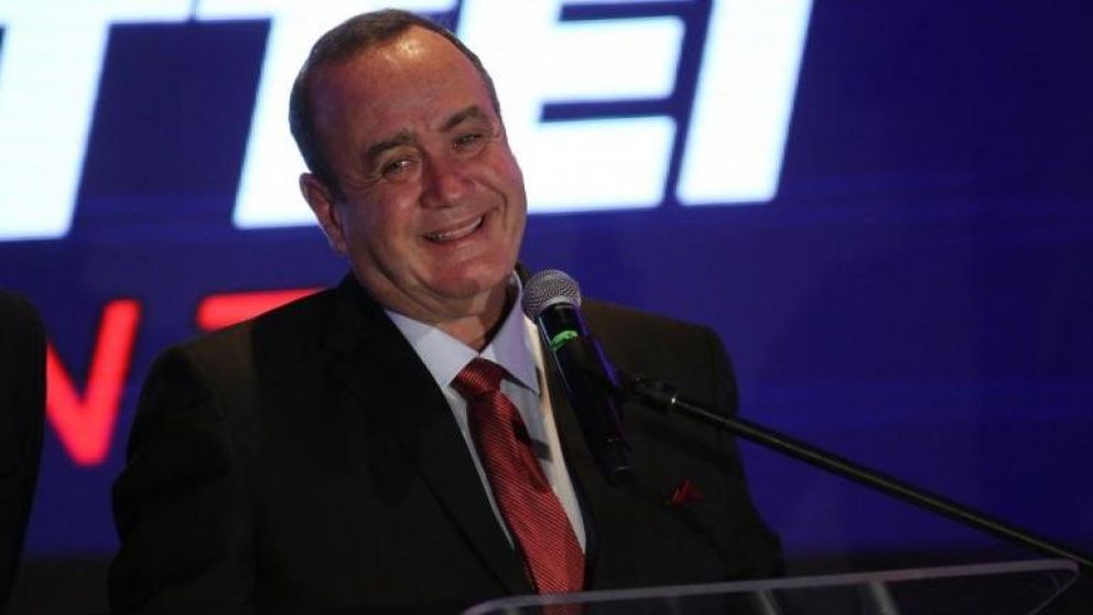 El presidente electo de Guatemala envió un mensaje desde una pileta y generó polémica.