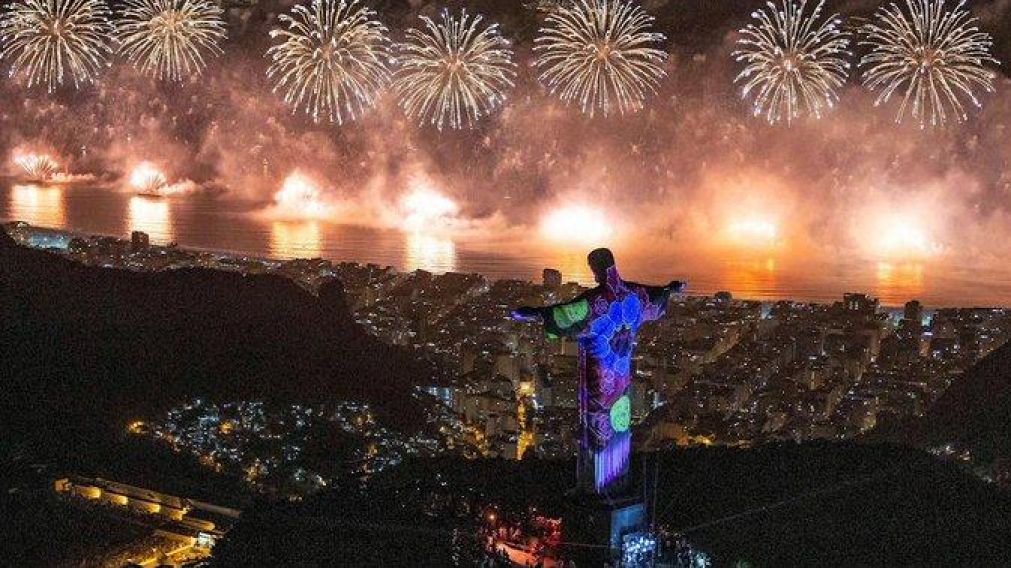 Música y color le dio la bienvenida al 2020. (Foto: EFE)