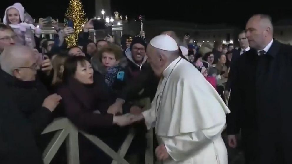 Francisco pidió disculpas por el incidente que tuvo con la mujer que lo tomó del brazo