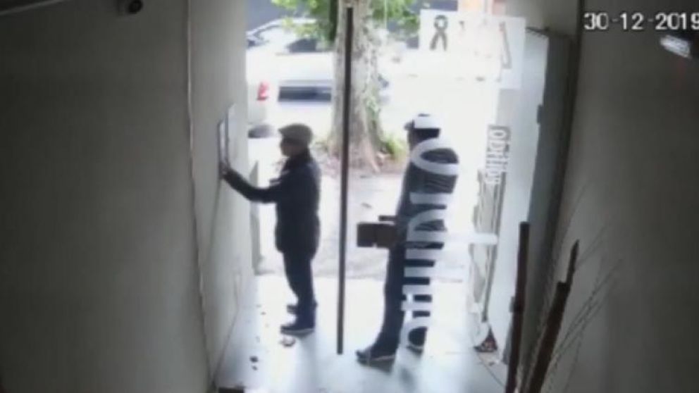 Los delincuentes ingresaron al edificio pero les pasó algo inesperado (Captura TV).