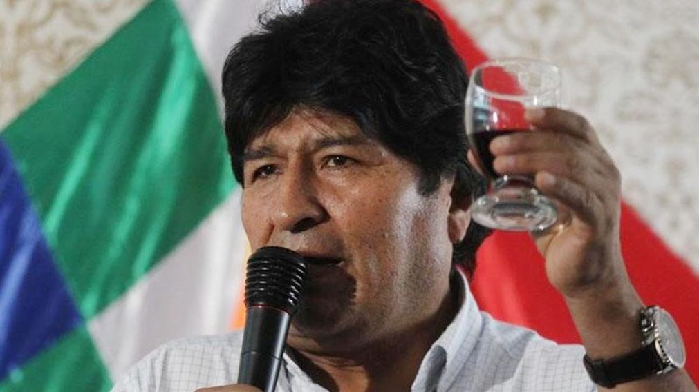 Evo Morales brindó con bolivianos en Argentina.