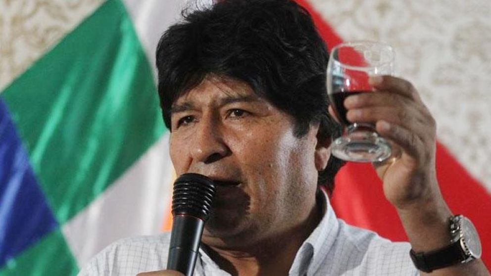 Evo Morales brindó con bolivianos en Argentina.