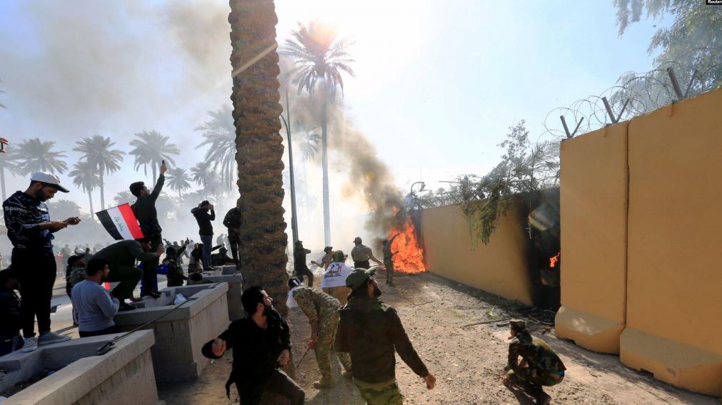 Escalaron e incendiaron parcialmente el muro que rodea la embajda. (Foto: Reuters)
