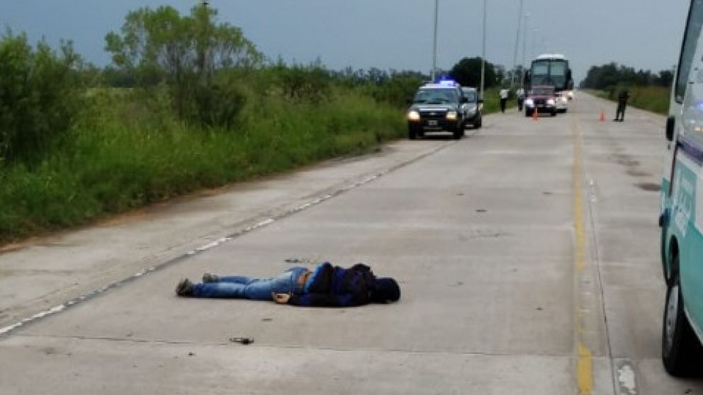 El cadáver del malviviente yace en el pavimento, cerca de la central atómica.